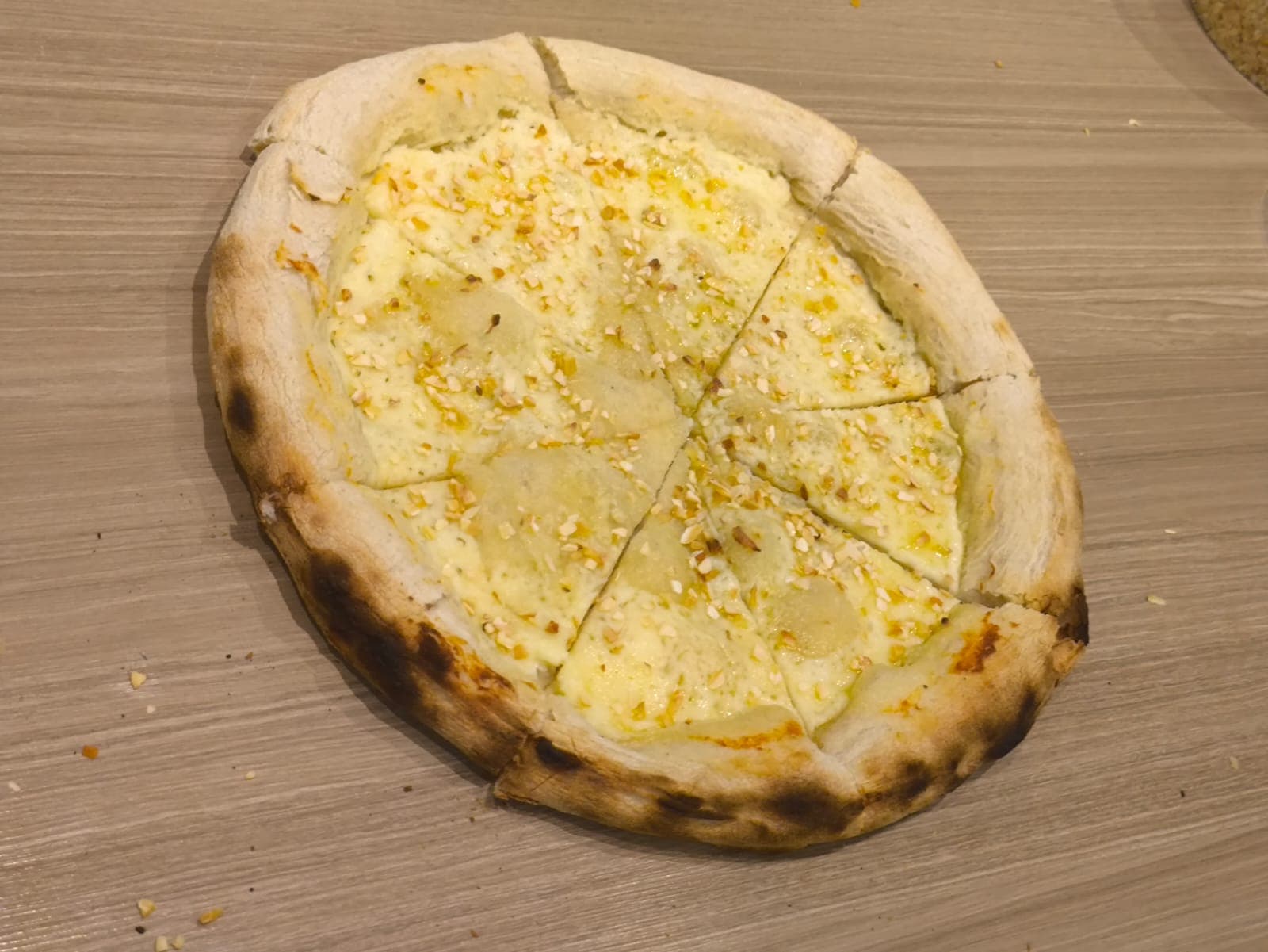 Alho — Massa de fermentação natural, molho de tomate caseiro, queijo e alho dourado. Simples e marcante.