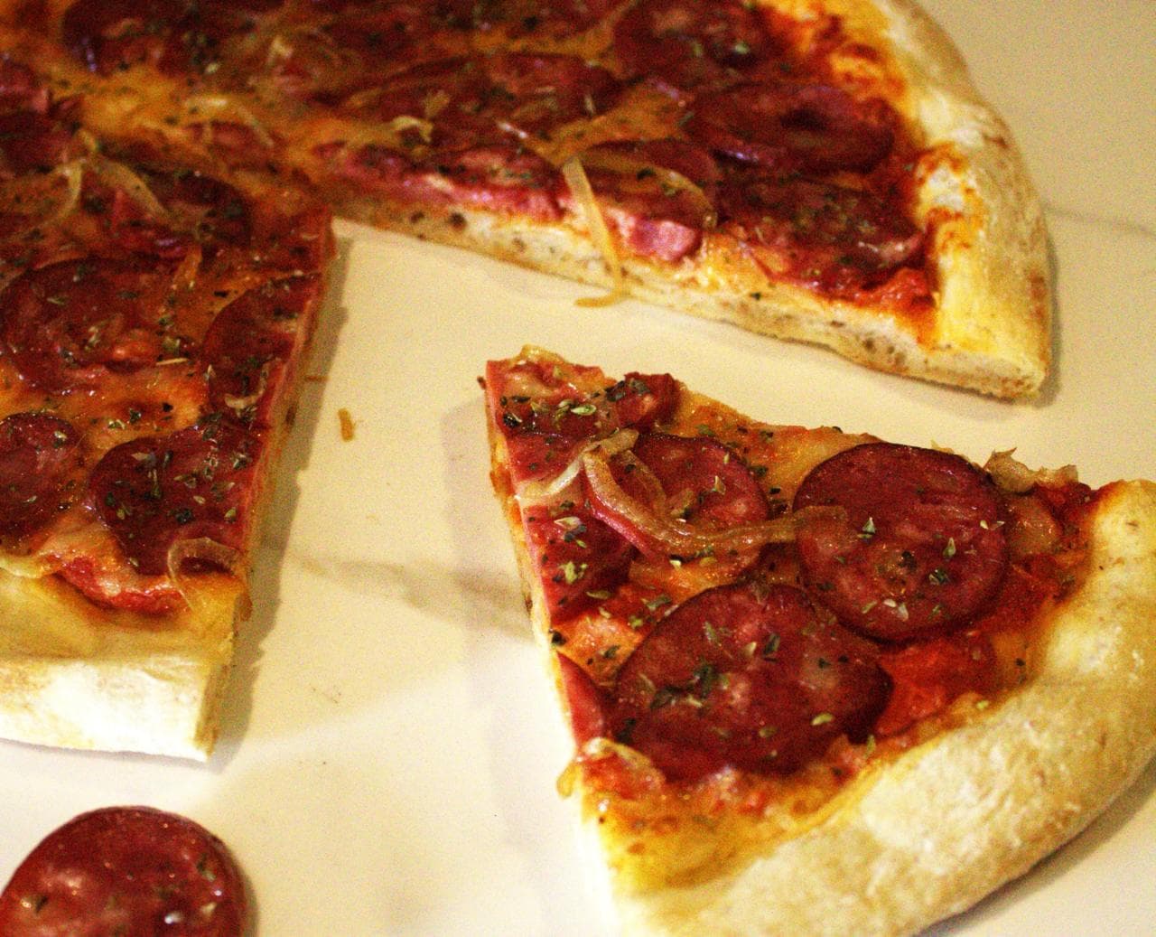 Calabresa — Massa de fermentação natural, molho de tomate caseiro, queijo e calabresa.