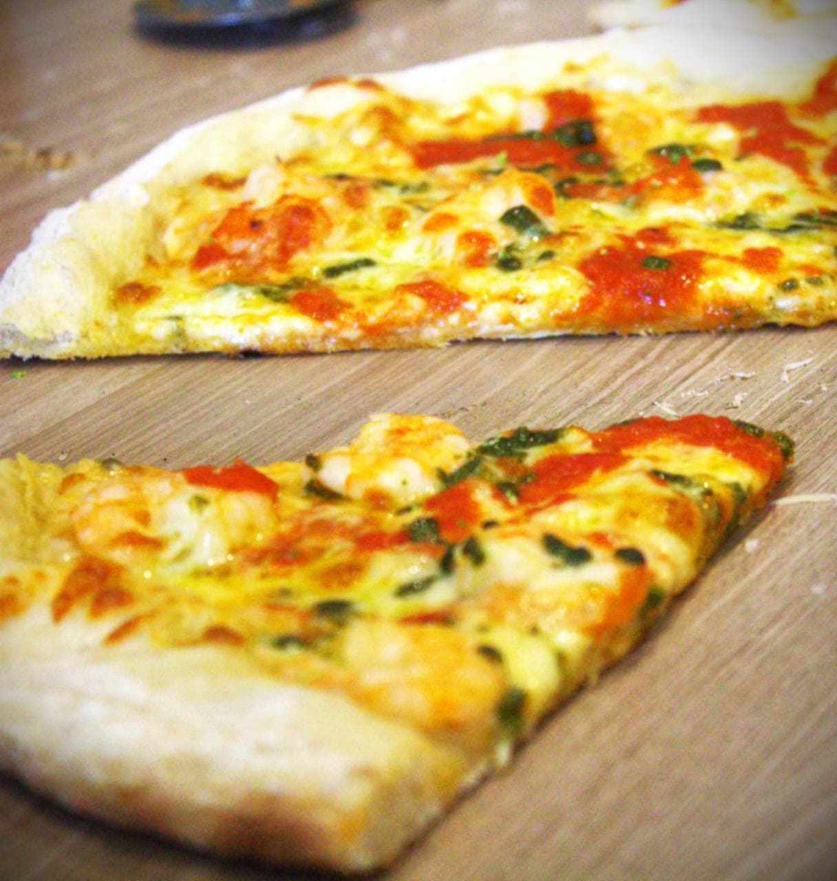 Camarão — Massa de fermentação natural, molho de tomate caseiro, queijo e camarão na manteiga.