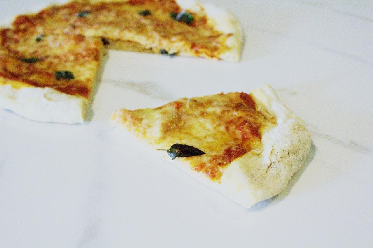 Marguerita — Massa de fermentação natural, molho de tomate caseiro, queijo e manjericão fresco.